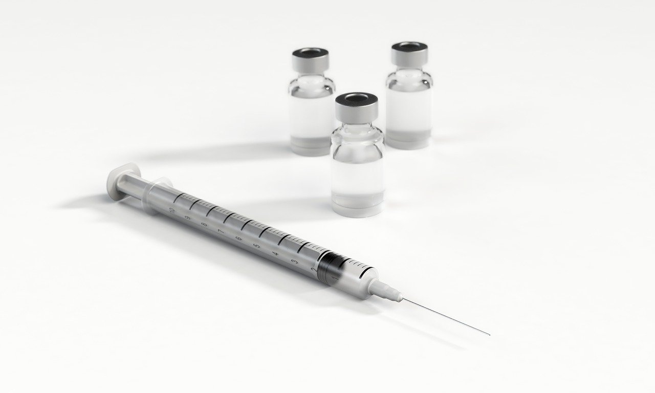 Foto van een injectie spuit met vaccin